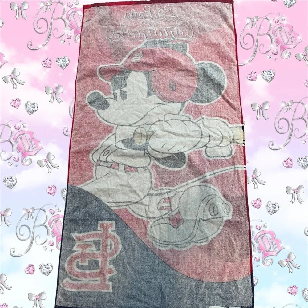 Disney towel st.Louis cardinals baseball ⚾️ Mickey Mouse playing baseball ⚾️
